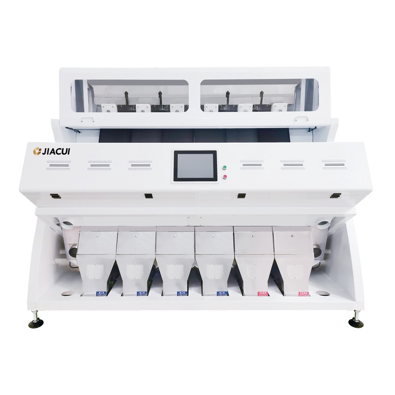 在一个现代化的欧洲食品加工设施中展示了一台高科技的谷物颜色分选机，柔和的自然光照突出了其流畅的设计和功能。该机器，凭借其精确的排序机制，在略显模糊的背景中脱颖而出，凸显其在设施中的角色。